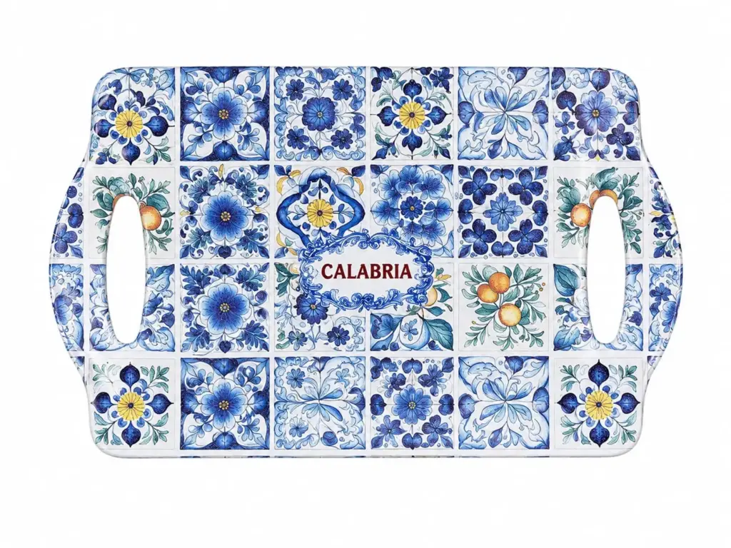 Tagliere rettangolare con manici, decorato con riquadri floreali e geometrici in blu e bianco, scritta Calabria al centro e dettagli arancio.