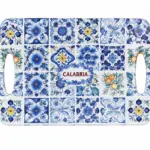 Tagliere rettangolare con manici, decorato con riquadri floreali e geometrici in blu e bianco, scritta Calabria al centro e dettagli arancio.