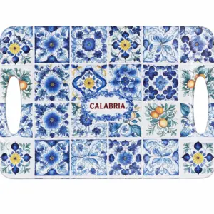 Tagliere rettangolare con manici, decorato con riquadri floreali e geometrici in blu e bianco, scritta Calabria al centro e dettagli arancio.