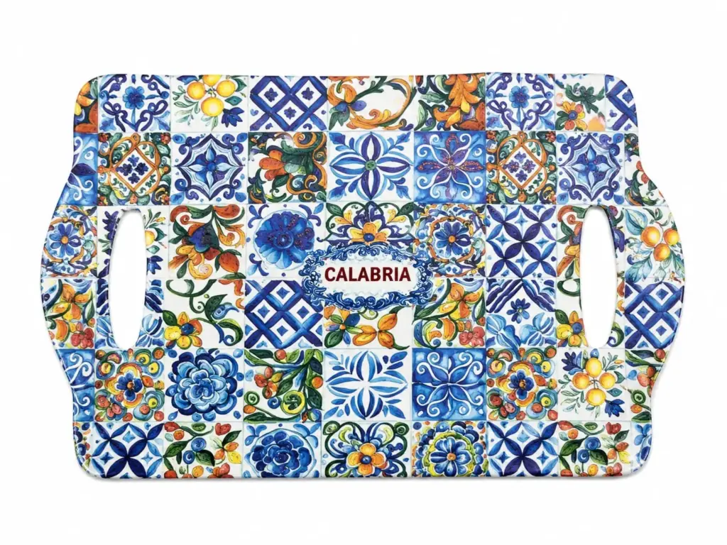 Tagliere con manici decorato con mosaico di piastrelle in blu cobalto, bianco, arancio e verde, con scritta Calabria al centro