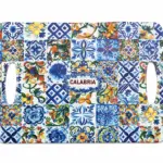Tagliere con manici decorato con mosaico di piastrelle in blu cobalto, bianco, arancio e verde, con scritta Calabria al centro