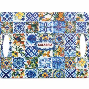 Tagliere con manici decorato con mosaico di piastrelle in blu cobalto, bianco, arancio e verde, con scritta Calabria al centro