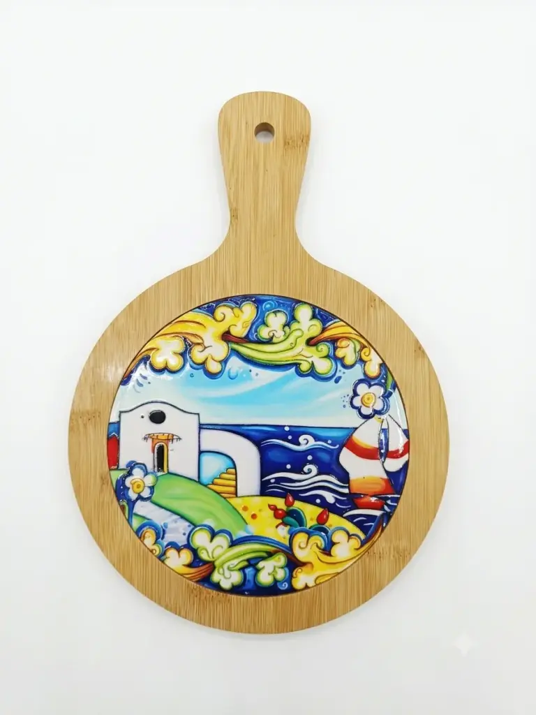 Sottopentola rotondo bambù con inserto ceramica: paesaggio marino, casetta bianca, faro a strisce e mare blu con onde stilizzate