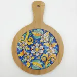 Tagliere sottopentola rotondo in bambù con ceramica smaltata: fiori bianchi su fondo blu cobalto, volute gialle e foglie verdi
