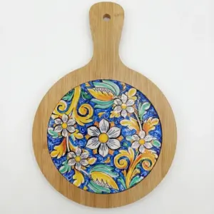 Tagliere sottopentola rotondo in bambù con ceramica smaltata: fiori bianchi su fondo blu cobalto, volute gialle e foglie verdi