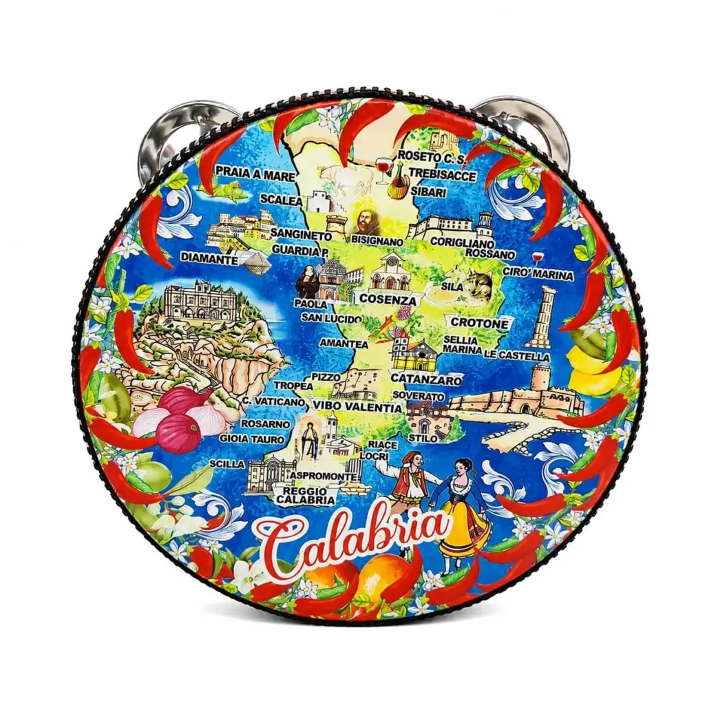 Tamburello grande decorato con mappa colorata della Calabria, scritta Calabria, peperoncini rossi e figure in costume su fondo blu
