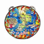 Tamburello grande decorato con mappa colorata della Calabria, scritta Calabria, peperoncini rossi e figure in costume su fondo blu