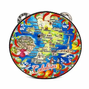 Tamburello grande decorato con mappa colorata della Calabria, scritta Calabria, peperoncini rossi e figure in costume su fondo blu