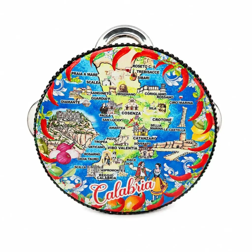 Tamburello con membrana decorata a mappa della Calabria, peperoncini rossi, figure in costume e scritta Calabria in rosso.