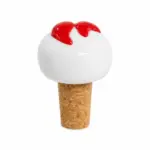 Tappo per bottiglia in sughero naturale con sfera ceramica bianca e due peperoncini rossi smaltati su sfondo bianco
