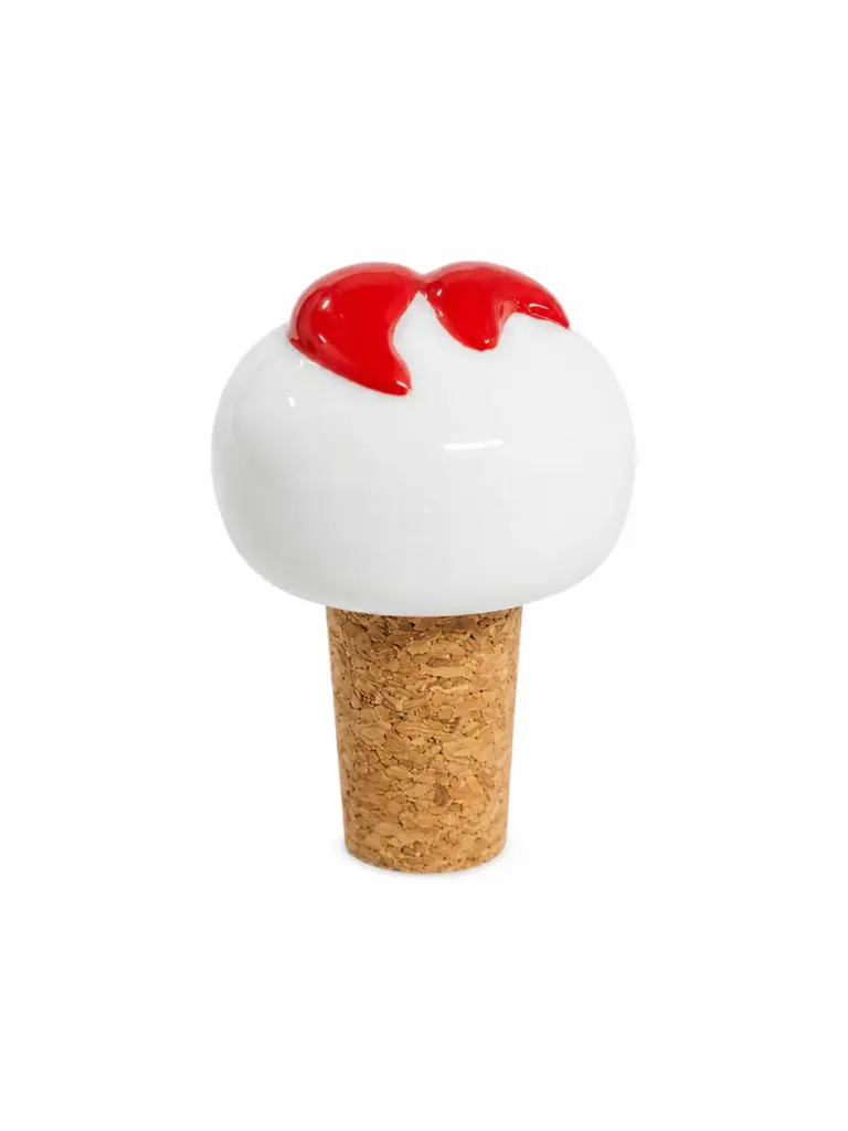 Tappo per bottiglia in sughero naturale con sfera ceramica bianca e due peperoncini rossi smaltati su sfondo bianco