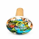 Tappo da bottiglia con corpo ovale in ceramica decorata con logo Bahja, veduta verde e conchiglie, cono in sughero naturale nocciola.
