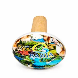 Tappo da bottiglia con corpo ovale in ceramica decorata con logo Bahja, veduta verde e conchiglie, cono in sughero naturale nocciola.