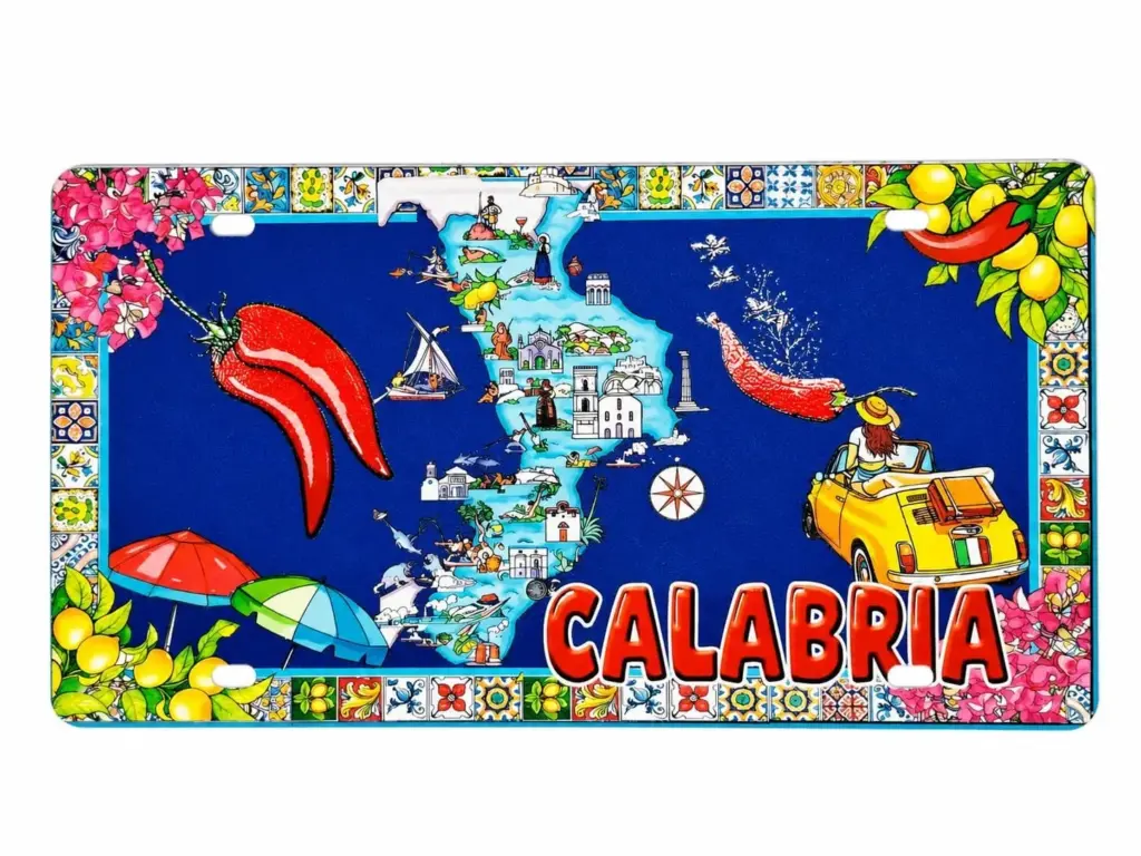 Targa metallica Calabria blu con mappa regionale, peperoncini rossi, Fiat 500 gialla e scritta CALABRIA in rosso