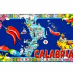 Targa metallica Calabria blu con mappa regionale, peperoncini rossi, Fiat 500 gialla e scritta CALABRIA in rosso