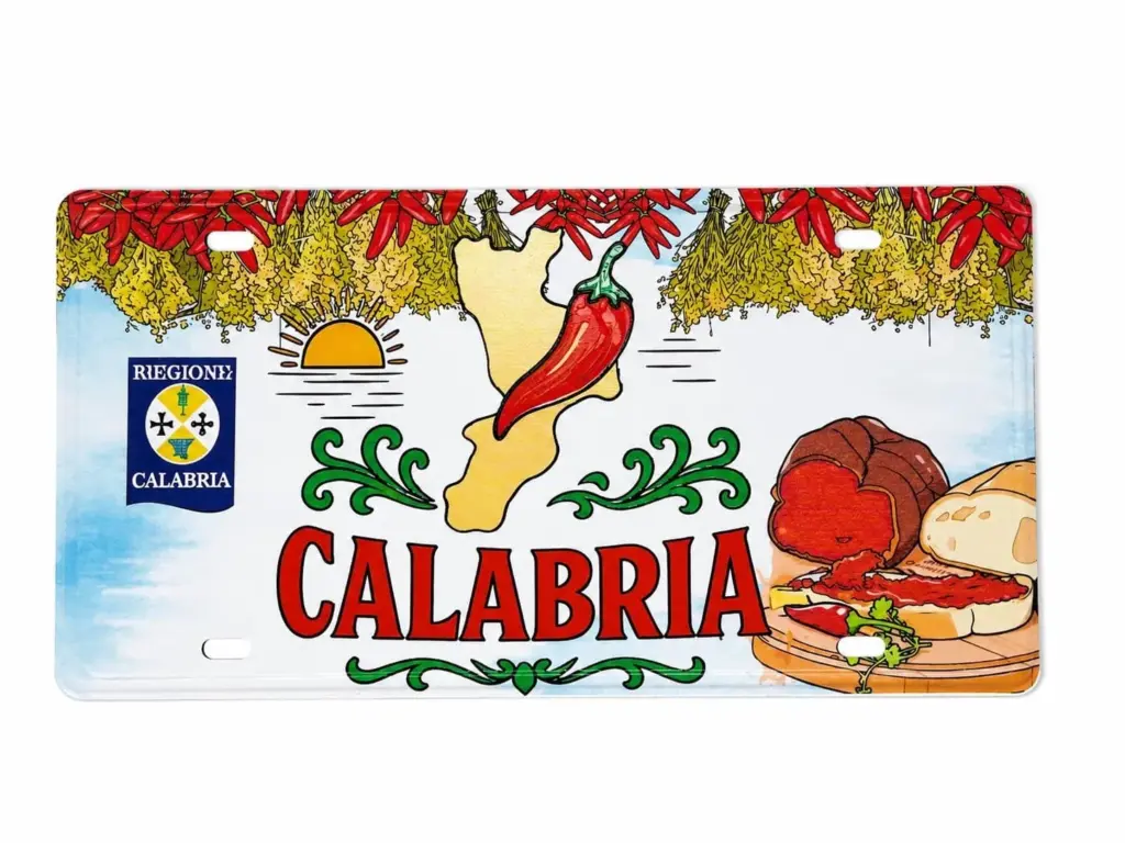 Targa metallica Calabria con mappa dorata, peperoncino rosso, stemma regionale, scritta CALABRIA e salumi illustrati.
