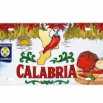 Targa metallica Calabria con mappa dorata, peperoncino rosso, stemma regionale, scritta CALABRIA e salumi illustrati.