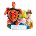 Statuetta tartaruga marina arancione in resina su base azzurra con bottiglia vetro e conchiglie