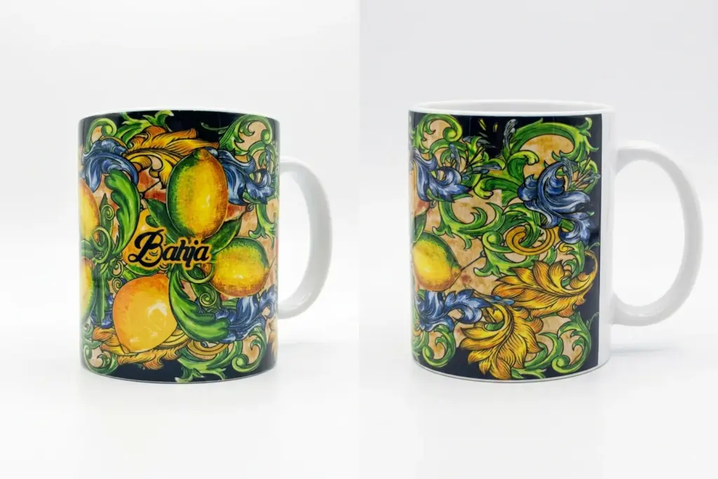 Tazza in ceramica con fondo blu scuro, limoni gialli e verdi, volute barocche verde smeraldo e oro, scritta Bahja in corsivo nero