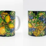 Tazza in ceramica con fondo blu scuro, limoni gialli e verdi, volute barocche verde smeraldo e oro, scritta Bahja in corsivo nero