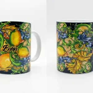 Tazza in ceramica con fondo blu scuro, limoni gialli e verdi, volute barocche verde smeraldo e oro, scritta Bahja in corsivo nero