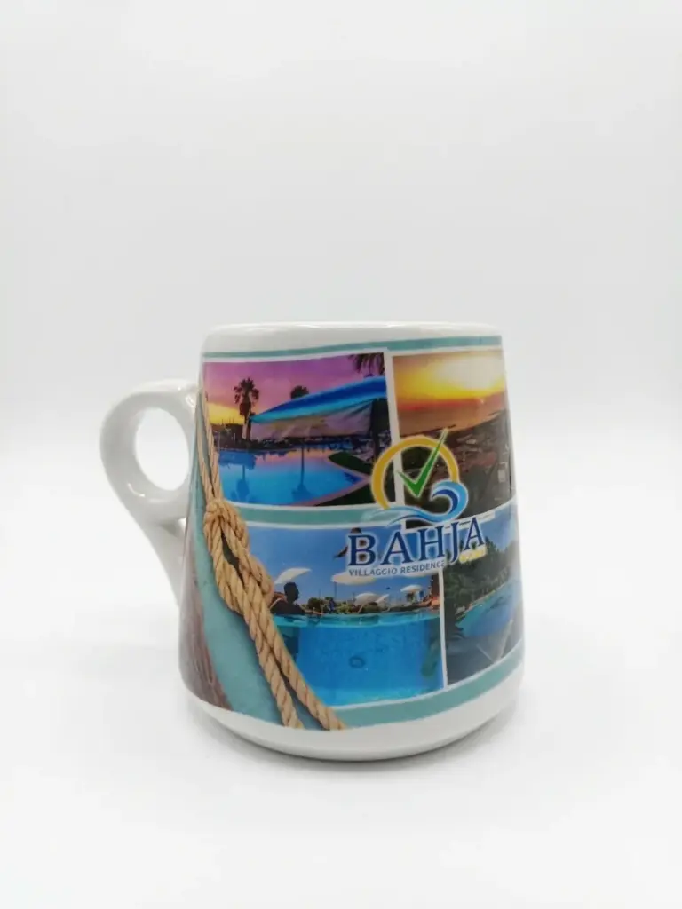 Tazza ceramica bianca con collage fotografico Bahja Villaggio Residence, piscine turchesi e palme