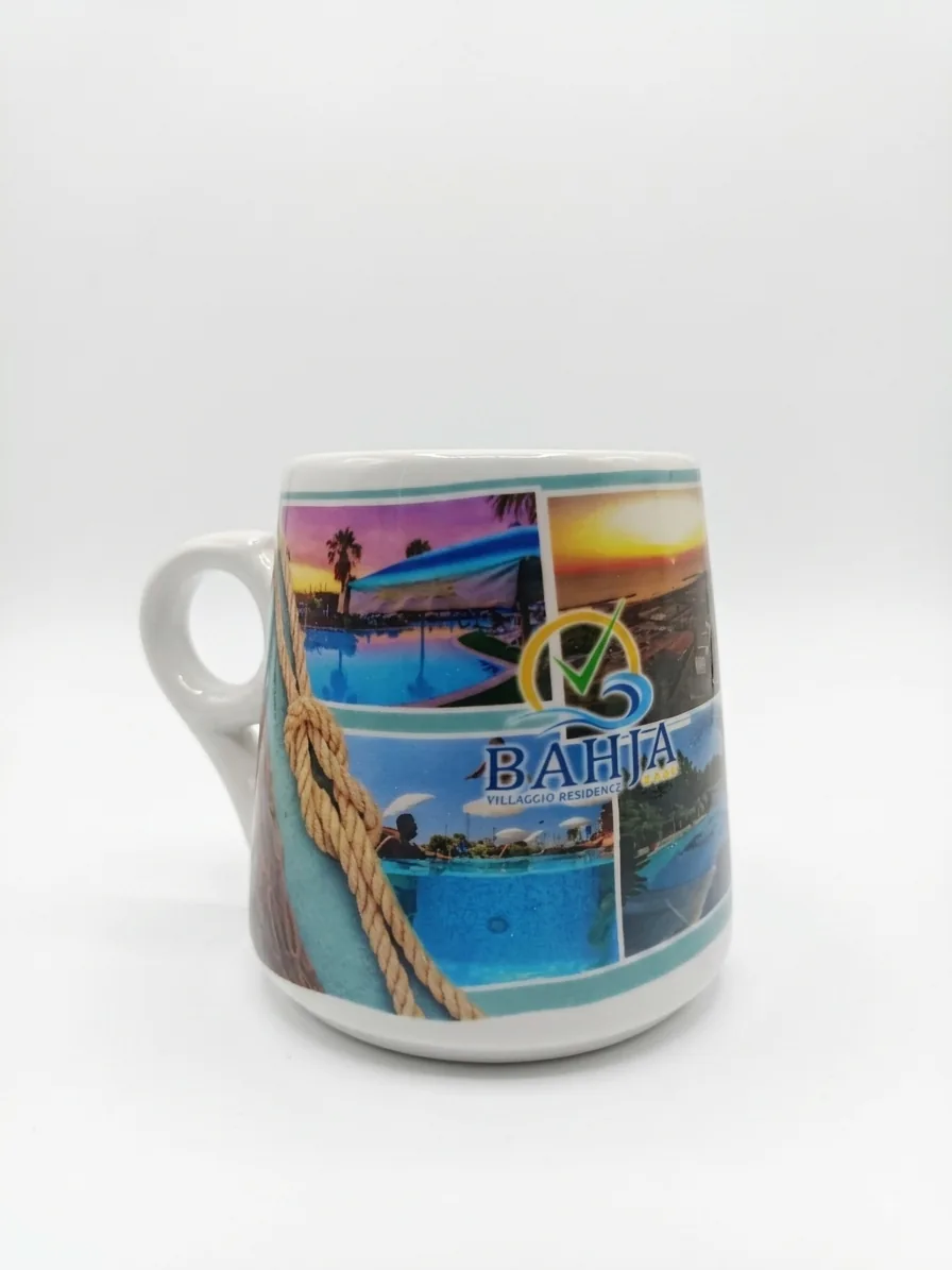 Tazza ceramica bianca con collage fotografico Bahja Villaggio Residence, piscine turchesi e palme
