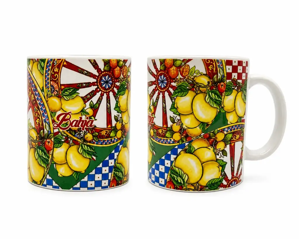 Tazza in ceramica bianca con limoni gialli, ruota di carretto rossa e blu, scacchi bianco-blu, scritta Bahja in corsivo rosso