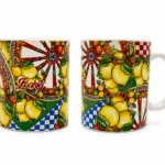 Tazza in ceramica bianca con limoni gialli, ruota di carretto rossa e blu, scacchi bianco-blu, scritta Bahja in corsivo rosso
