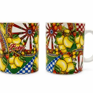 Tazza in ceramica bianca con limoni gialli, ruota di carretto rossa e blu, scacchi bianco-blu, scritta Bahja in corsivo rosso