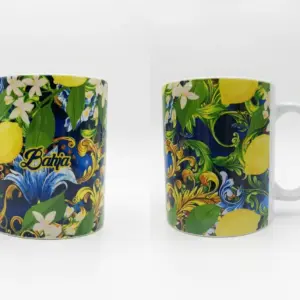 Tazza ceramica fondo blu con limoni gialli, fiori bianchi, foglie verdi, volute dorate e scritta Bahja in oro. Vista frontale e laterale.