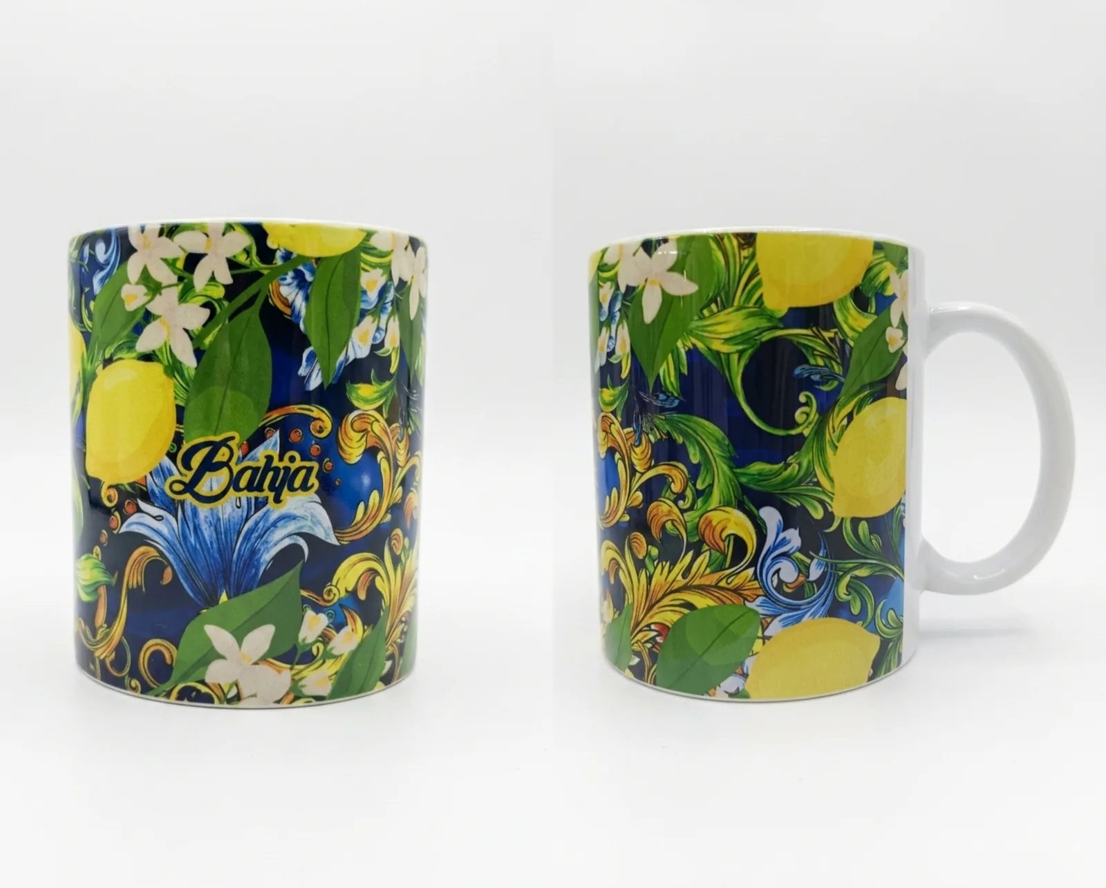 Tazza ceramica fondo blu con limoni gialli, fiori bianchi, foglie verdi, volute dorate e scritta Bahja in oro. Vista frontale e laterale.