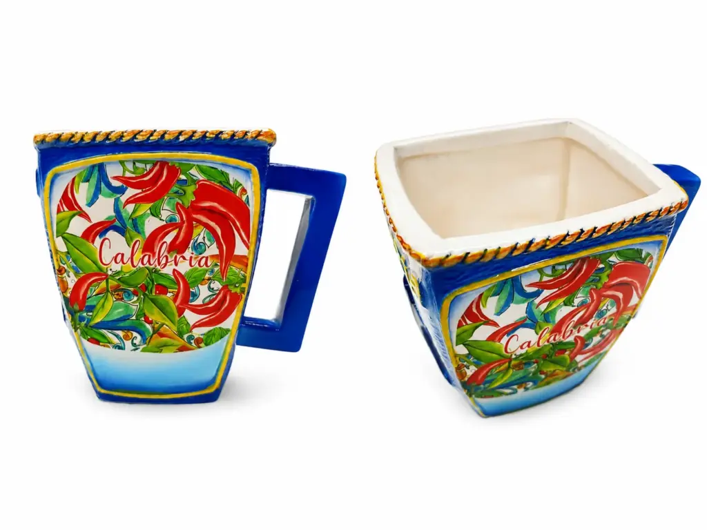 Tazza ceramica squadrata con decoro a peperoncini rossi e foglie verdi, scritta Calabria, manico blu cobalto, bordatura oro con cordoncino intrecciato