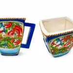 Tazza ceramica squadrata con decoro a peperoncini rossi e foglie verdi, scritta Calabria, manico blu cobalto, bordatura oro con cordoncino intrecciato