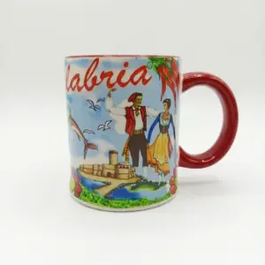Tazza ceramica bianca con manico rosso, scritta Calabria in corsivo, coppia in costume, castello medievale, pesce spada e peperoncini