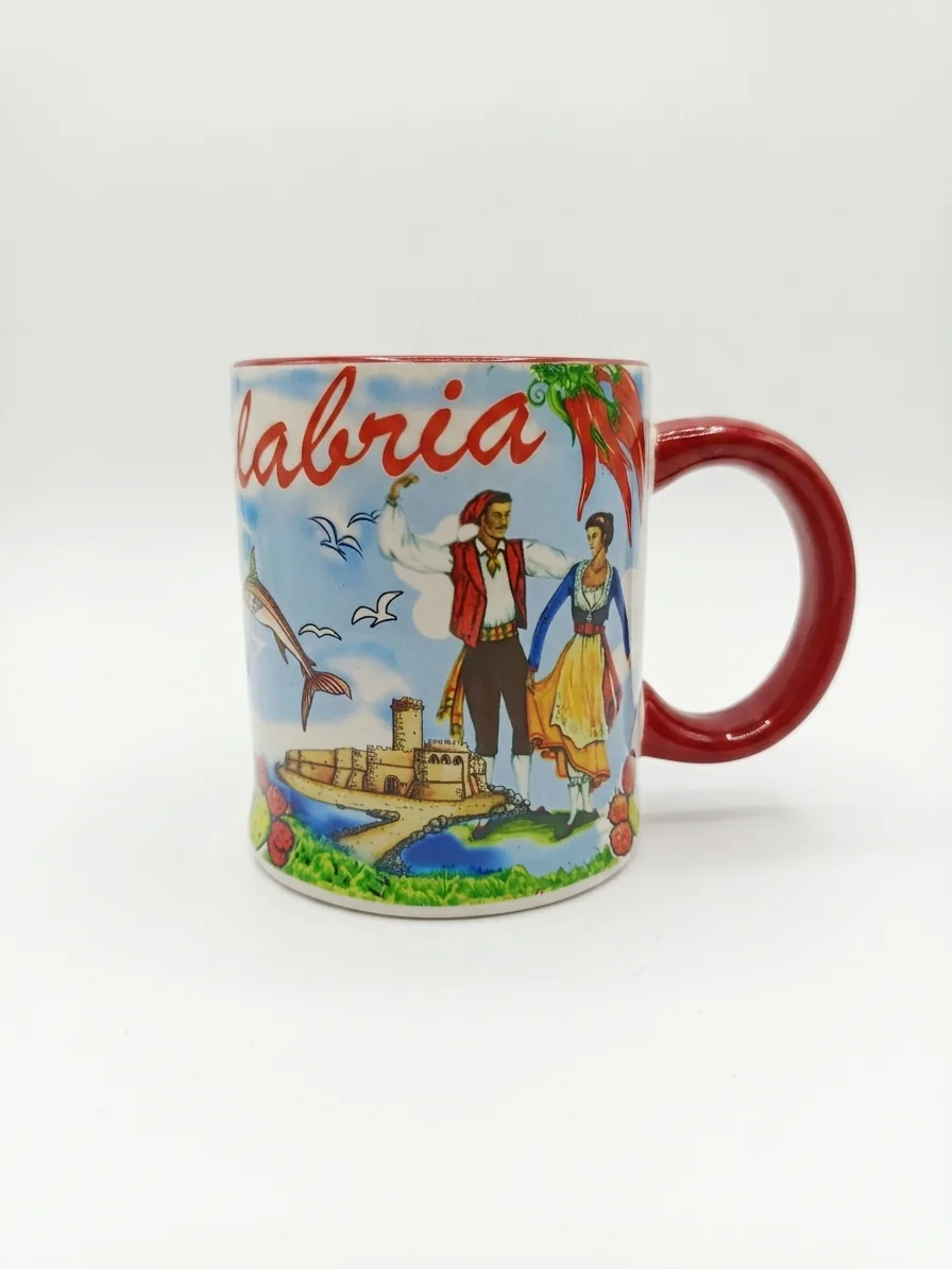 Tazza ceramica bianca con manico rosso, scritta Calabria in corsivo, coppia in costume, castello medievale, pesce spada e peperoncini