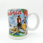 Tazza ceramica bianca profilo ondulato con scritta Calabria in corsivo rosso, coppia in costume folk, castello medievale e peperoncini rossi