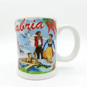 Tazza ceramica bianca profilo ondulato con scritta Calabria in corsivo rosso, coppia in costume folk, castello medievale e peperoncini rossi