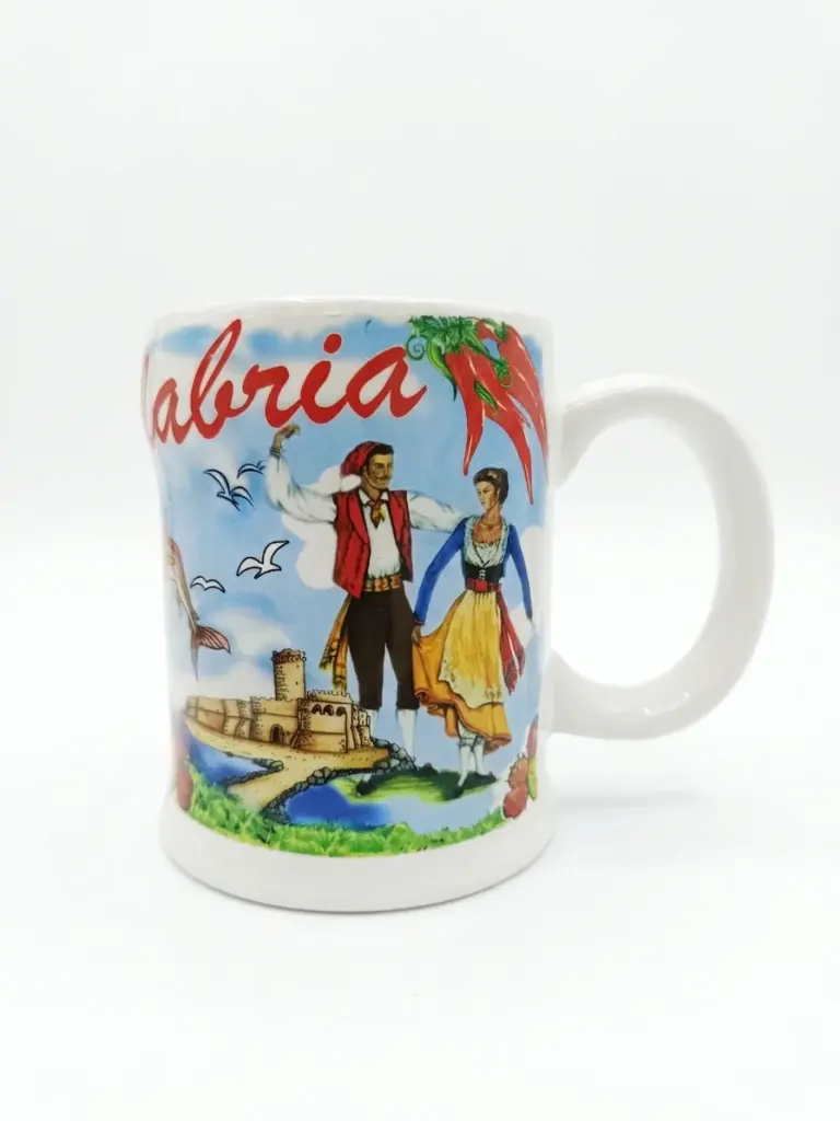Tazza ceramica bianca profilo ondulato con scritta Calabria in corsivo rosso, coppia in costume folk, castello medievale e peperoncini rossi