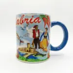 Tazza ceramica Calabria con manico blu cobalto, coppia in costume folkloristico, castello medievale e peperoncini rossi
