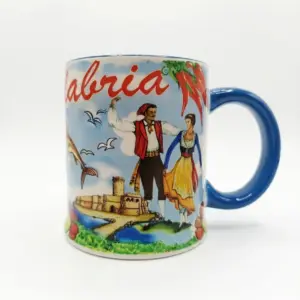 Tazza ceramica Calabria con manico blu cobalto, coppia in costume folkloristico, castello medievale e peperoncini rossi