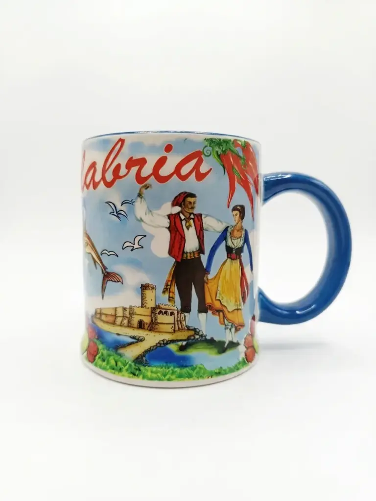 Tazza ceramica Calabria con manico blu cobalto, coppia in costume folkloristico, castello medievale e peperoncini rossi