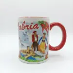 Tazza ceramica bianca manico rosso con scritta Calabria in corsivo, coppia in costume regionale, peperoncini rossi e castello stilizzato
