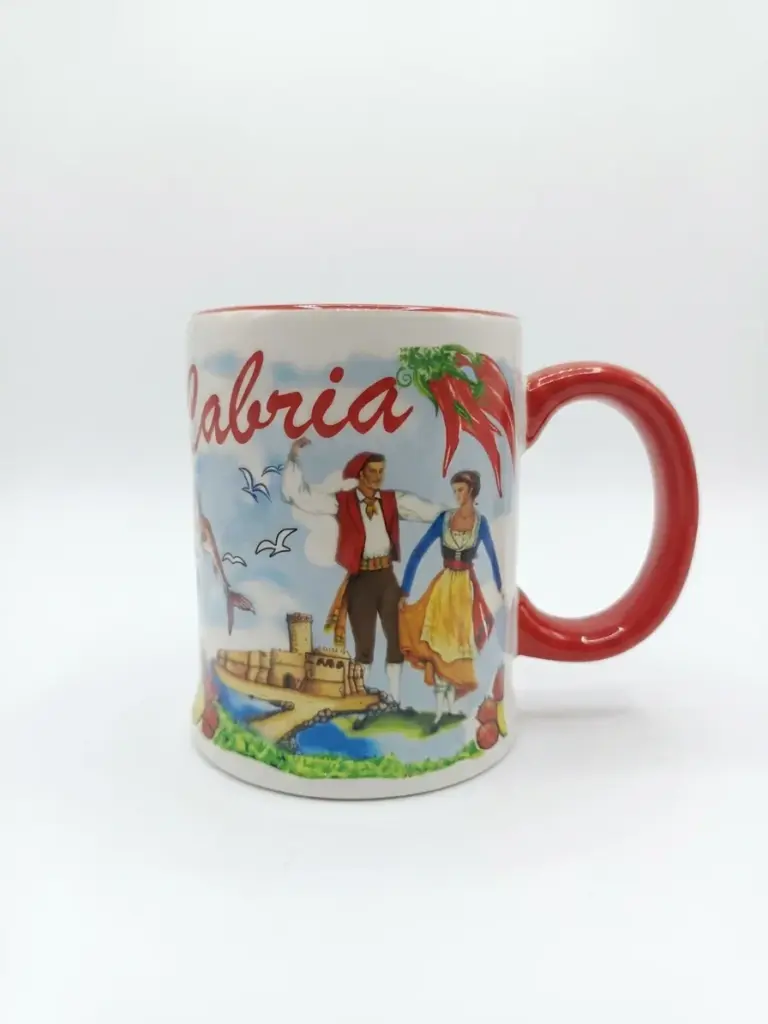 Tazza ceramica bianca manico rosso con scritta Calabria in corsivo, coppia in costume regionale, peperoncini rossi e castello stilizzato