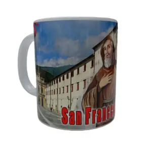 Tazza ceramica bianca con San Francesco di Paola in saio marrone, santuario con facciata chiara e finestre rosse, scritta in rosso