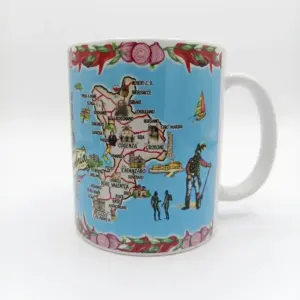 Tazza ceramica bianca con mappa della Calabria su fondo azzurro, bordi con peperoncini rossi e cipolle, figura di brigante e Bronzi di Riace