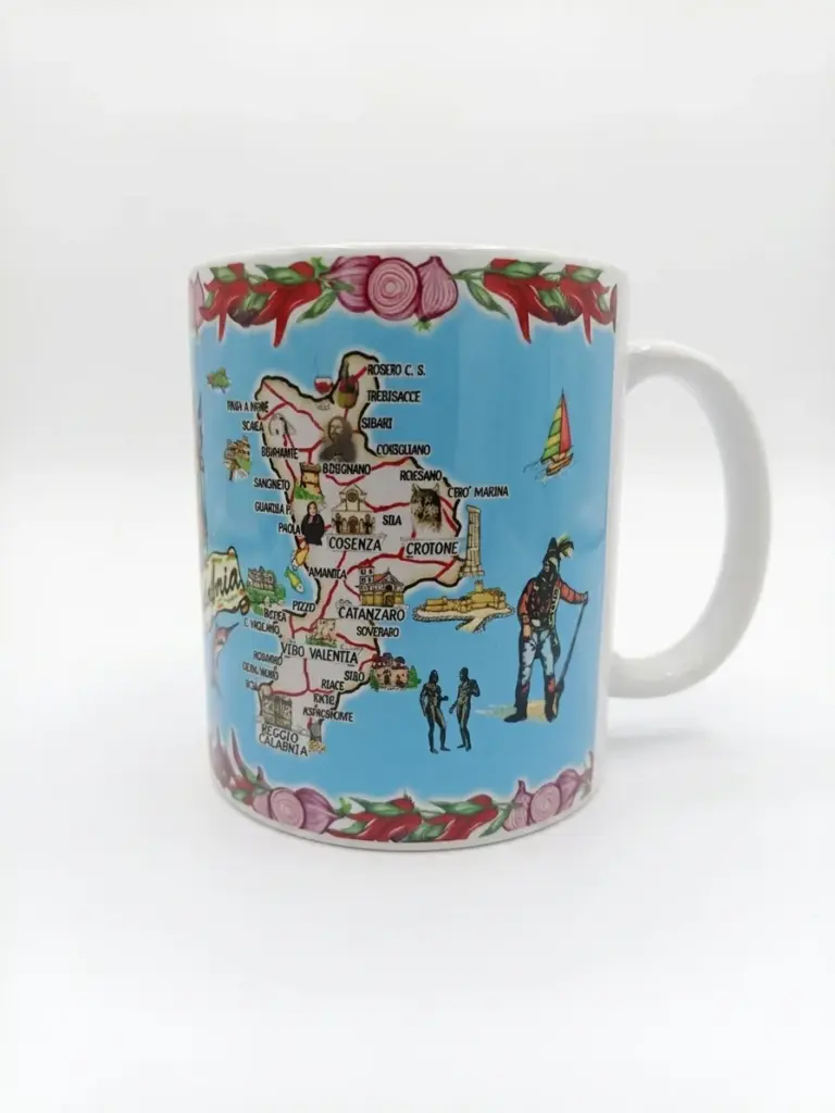 Tazza ceramica bianca con mappa della Calabria su fondo azzurro, bordi con peperoncini rossi e cipolle, figura di brigante e Bronzi di Riace