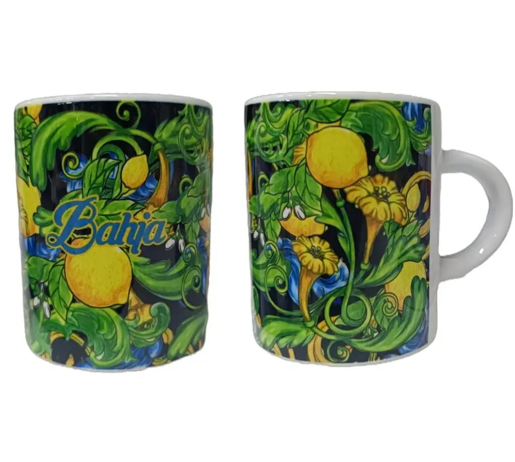 Due tazzine in ceramica con fondo blu scuro, decorazione di limoni gialli e volute verdi, scritta Bahja in azzurro sul fronte, manico bianco