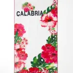Telo mare bianco con cornice di fiori di ibisco fucsia, rosa e rosso, foglie di monstera verdi e scritta CALABRIA in nero maiuscolo al centro