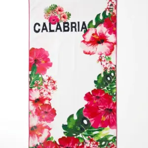 Telo mare bianco con cornice di fiori di ibisco fucsia, rosa e rosso, foglie di monstera verdi e scritta CALABRIA in nero maiuscolo al centro